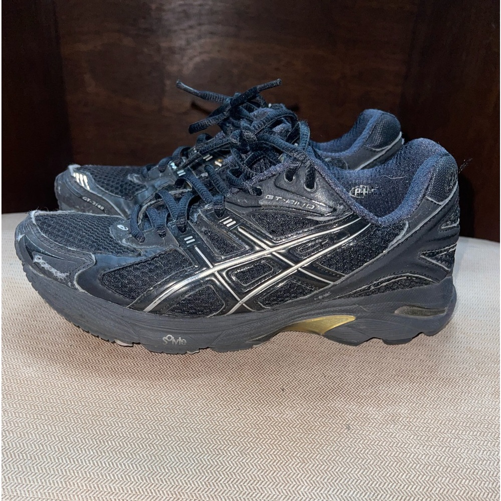 Asics size 8. Black. Used quite a bit but still in good shape.